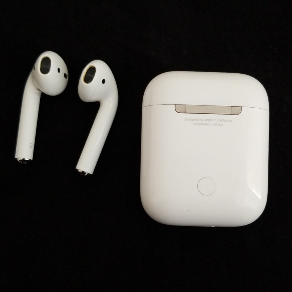 AUTHENTIC APPLE AIRPODS w charging case